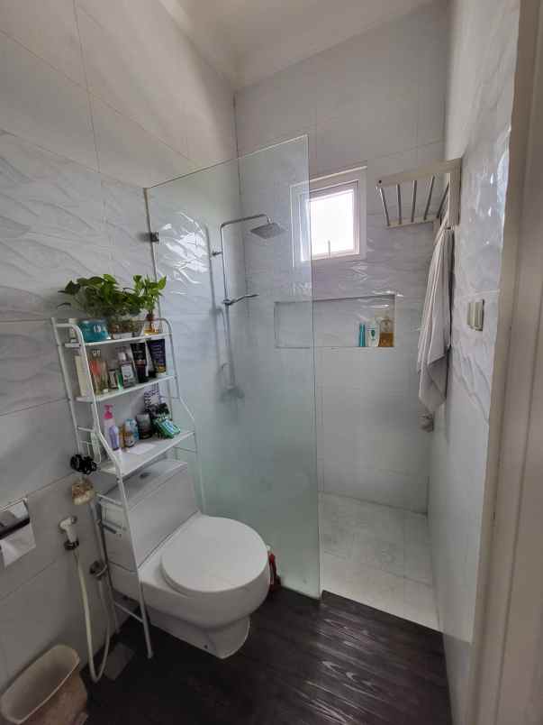 dijual rumah perumahan taman kencana