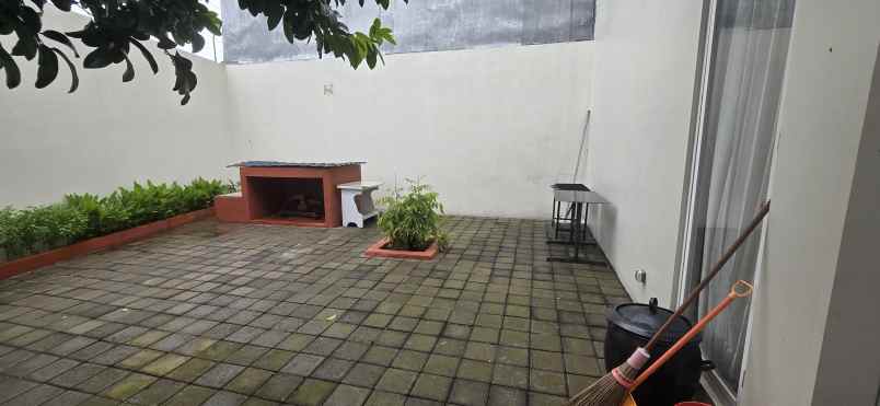 dijual rumah royal residence wiyung