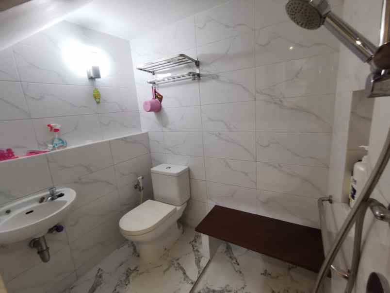 dijual rumah rumah di green lake city