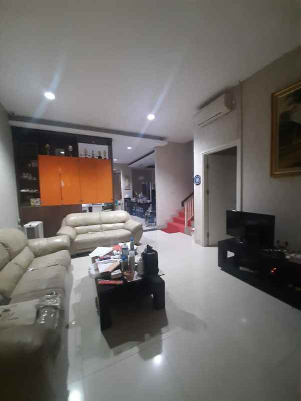 dijual rumah rumah di green lake city