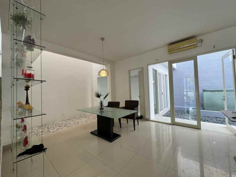 dijual rumah san antonio pakuwon city