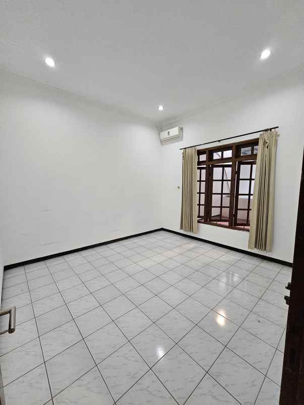 dijual rumah simpang darmo permai