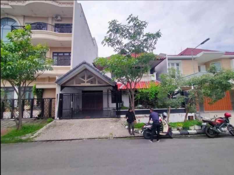 dijual rumah sutorejo prima