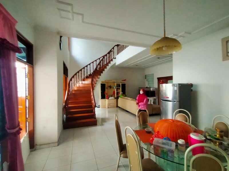 dijual rumah sutorejo prima