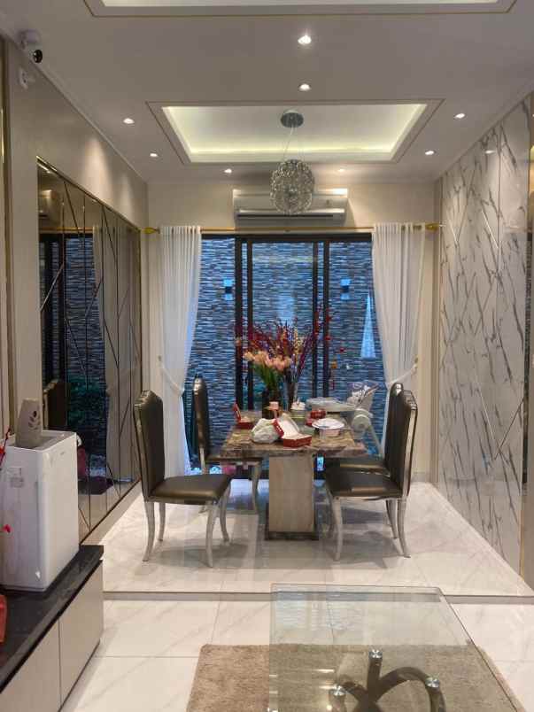 dijual rumah suvarna sutera