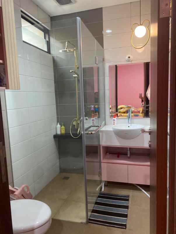 dijual rumah suvarna sutera