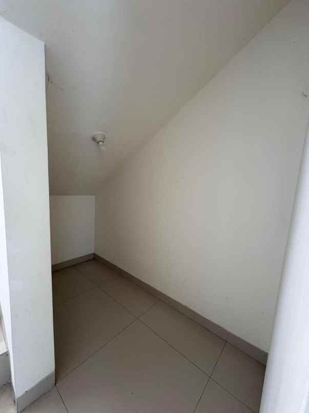 dijual rumah suvarna sutera pasar kemis