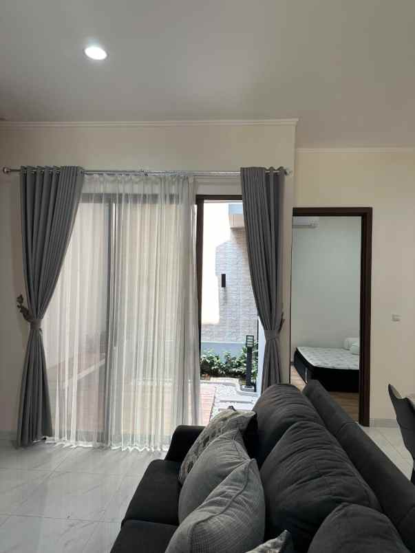 dijual rumah suvarna sutera tangerang