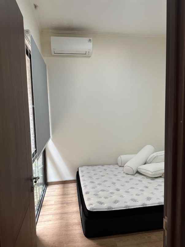 dijual rumah suvarna sutera tangerang