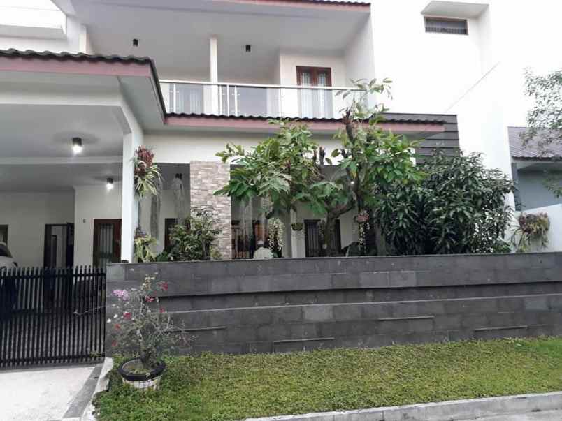 dijual rumah tinggal 2 lantai komplek rispa