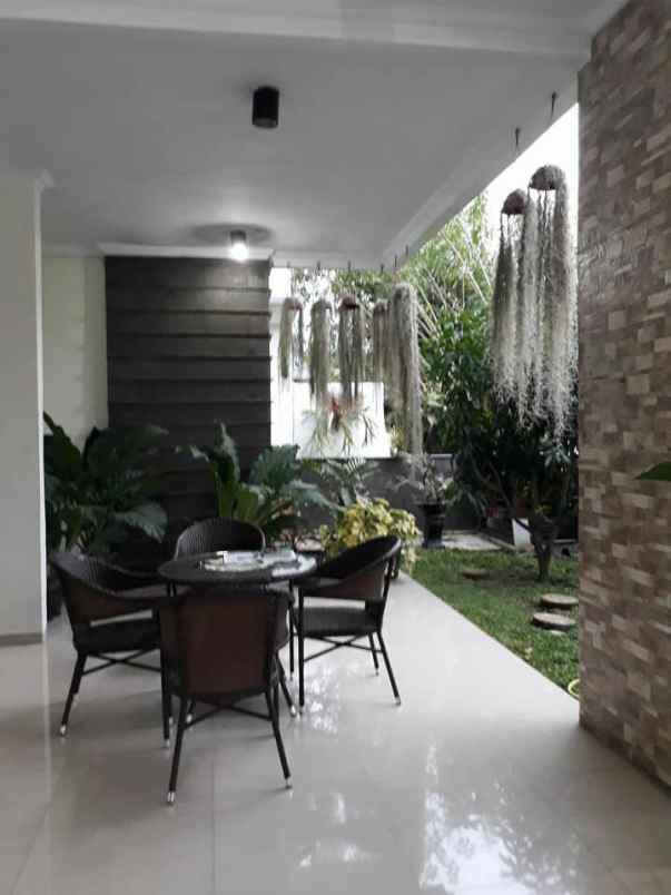 dijual rumah tinggal 2 lantai komplek rispa