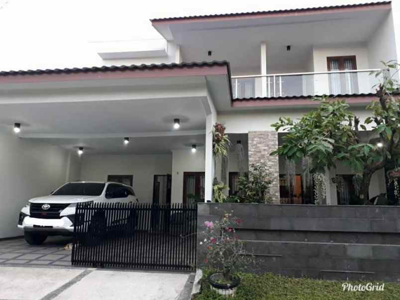 dijual rumah tinggal 2 lantai komplek rispa