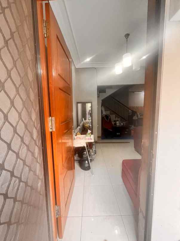 dijual rumah villa mutiara ciputat