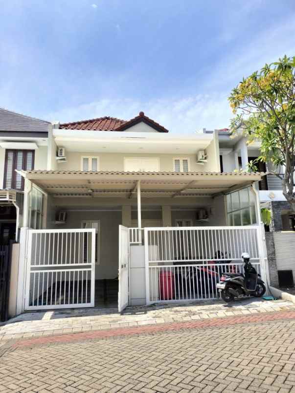dijual rumah villa sentra raya