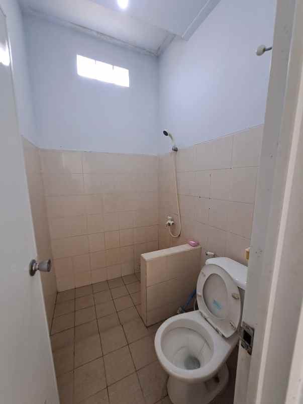 dijual runah dengan tanah luas di sukatani tapos depok