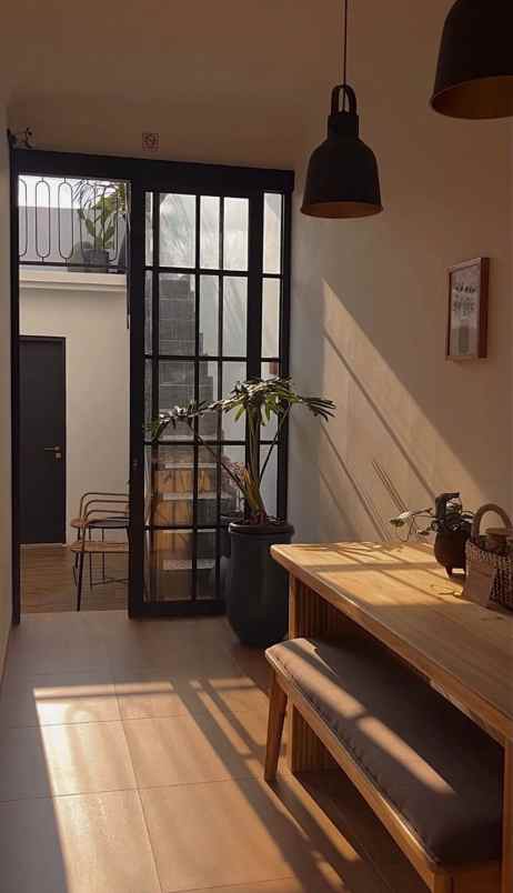 dijual villa dayu jalan damai