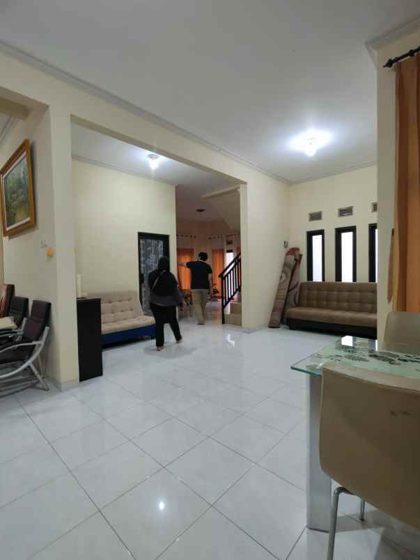 dijual villa jalan abdul gani atas