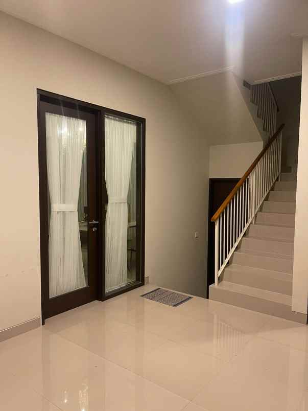 dijual villa jalan taman dayu