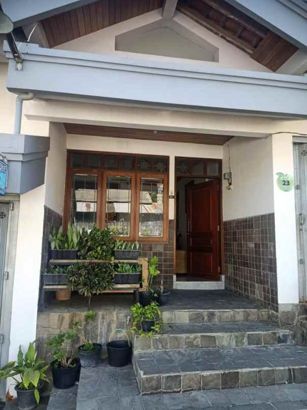 dijual villa second di kota batu