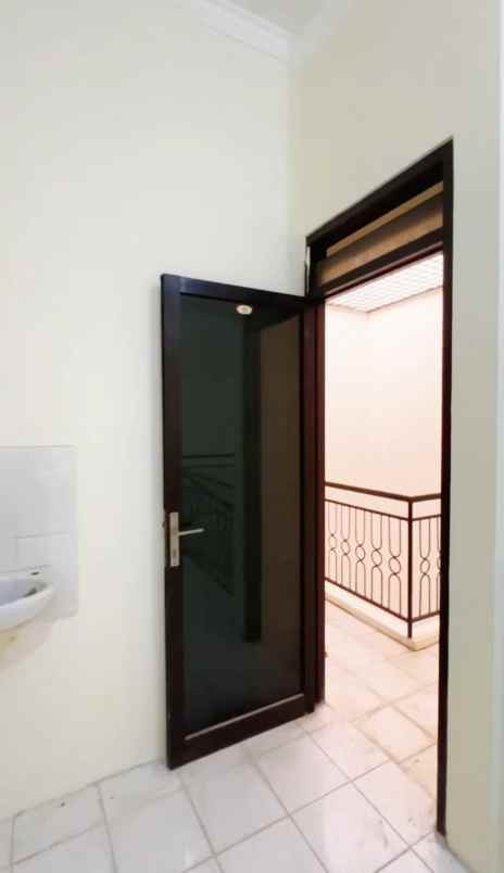 disewakan ruko siap pakai di raya mulyosari