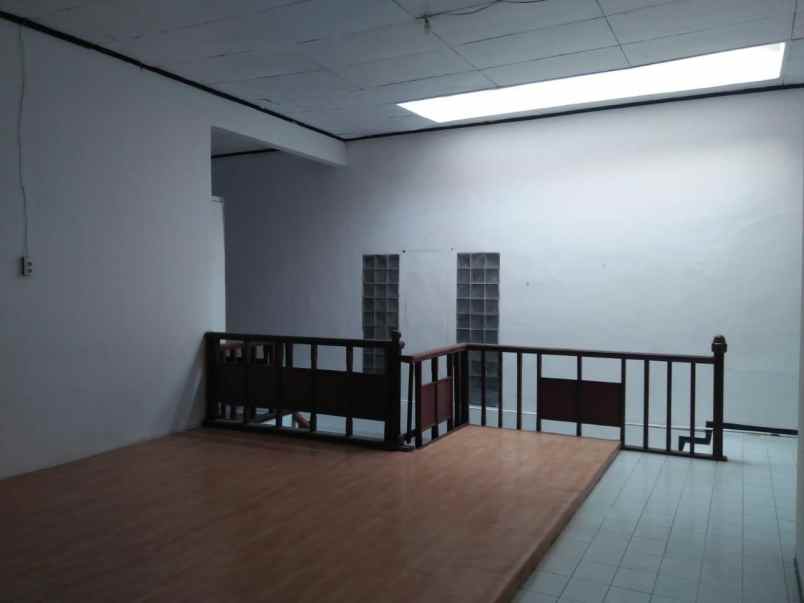 disewakan rumah kayu putih