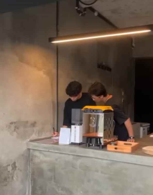 ruko 2 lantai tengah kota malang setting kafe