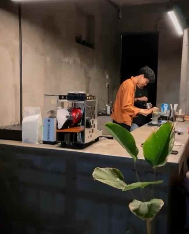 ruko 2 lantai tengah kota malang setting kafe