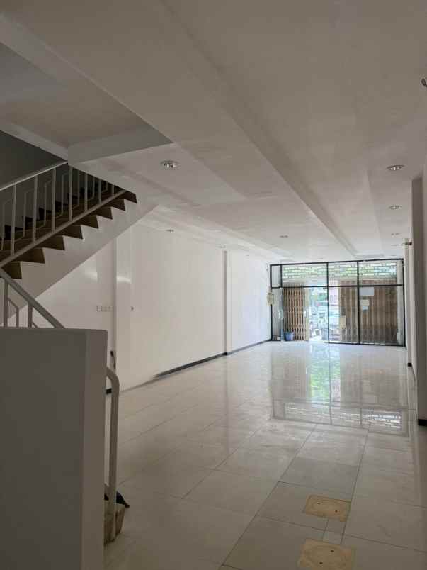 ruko 3 lantai baru renov siap pakai raya klampis