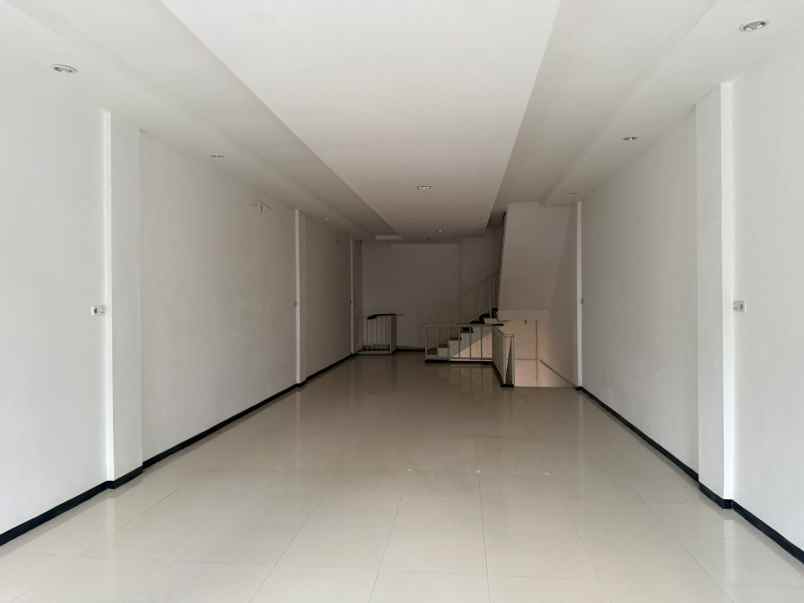 ruko 3 lantai baru renov siap pakai raya klampis