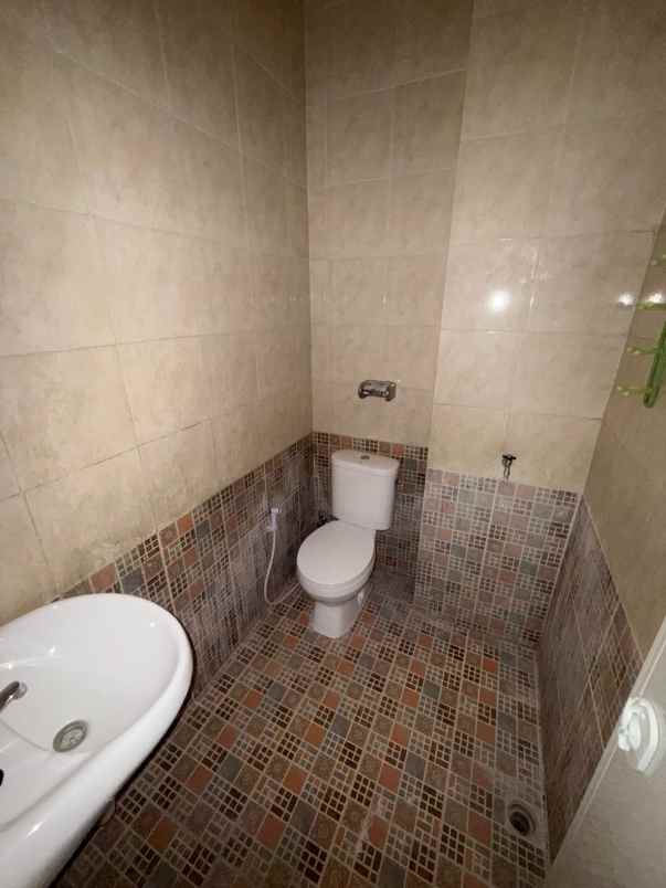 ruko 3 lantai baru renov siap pakai raya klampis