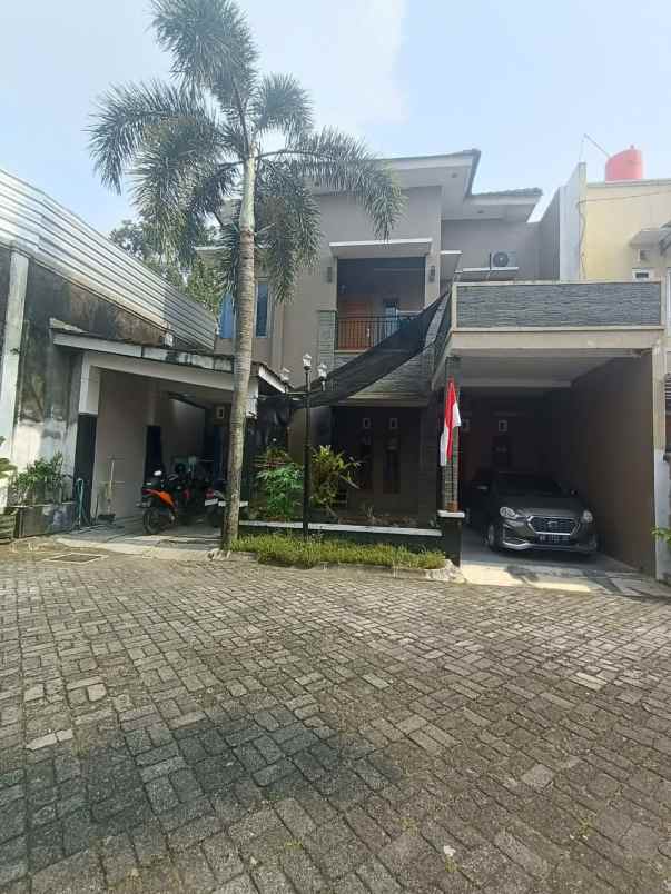 rumah 2 lantai dalam perumahan di jalan palagan km 8