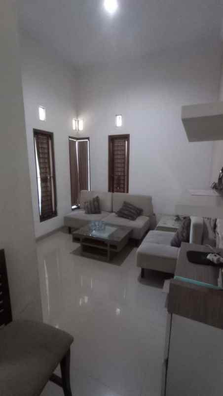 rumah 2 lantai dalam perumahan di jalan palagan km 8