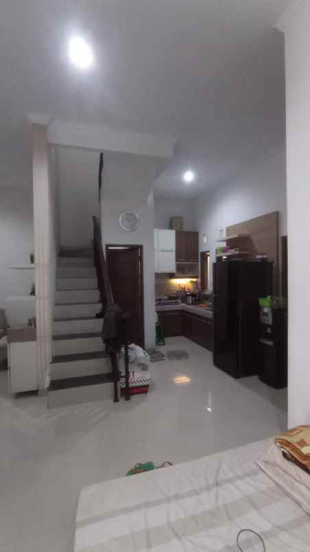 rumah 2 lantai dalam perumahan di jalan palagan km 8