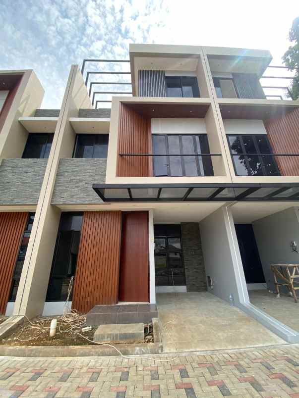 rumah 2 lantai purinusa kembangan jakarta barat