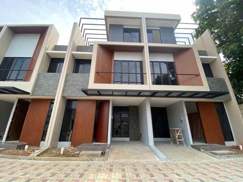 rumah 2 lantai purinusa kembangan jakarta barat