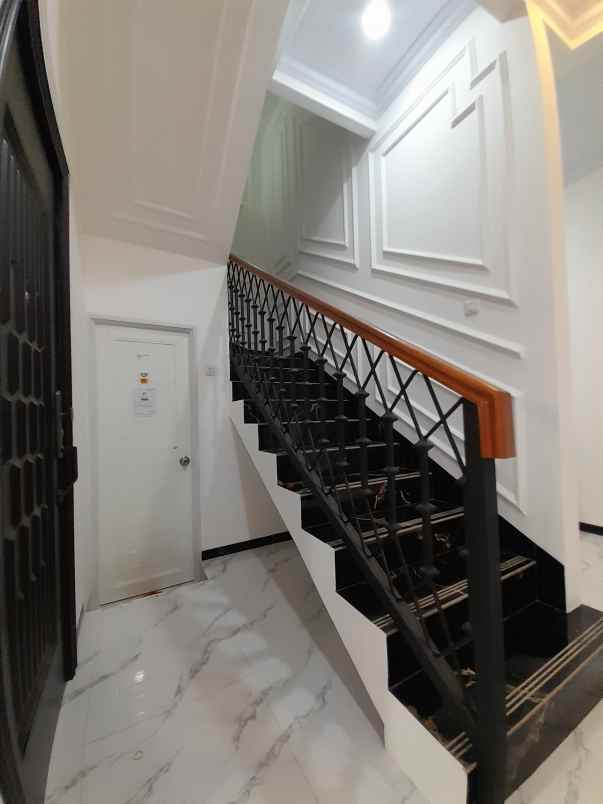 rumah 3 lantai dalam komplek at mampang depok