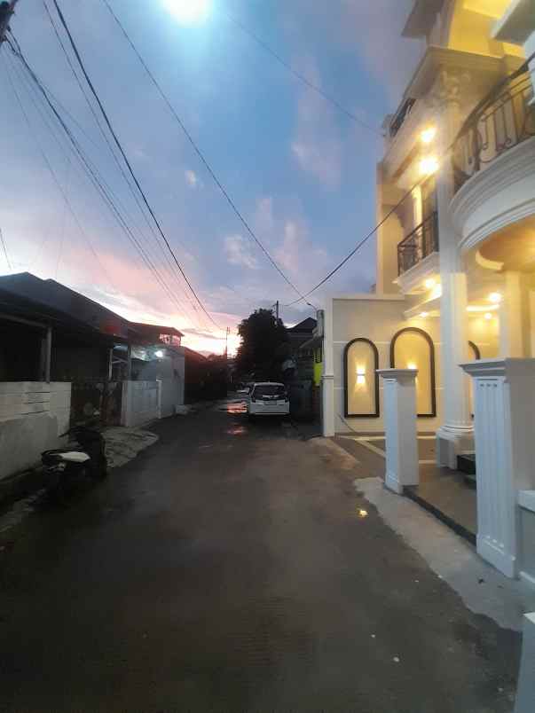 rumah 3 lantai dalam komplek at mampang depok