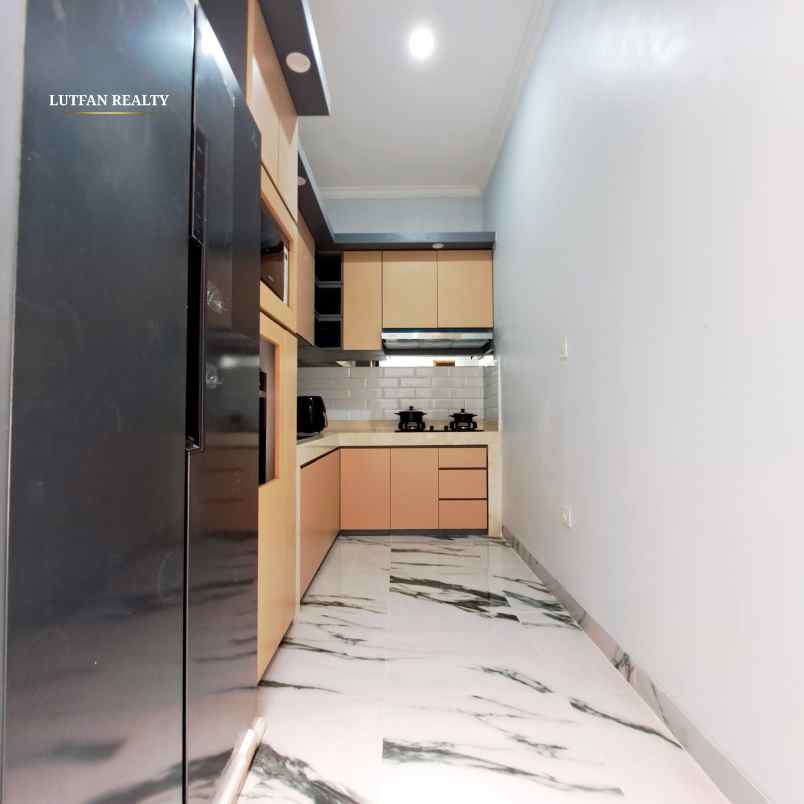 rumah 3 lantai jagakarsa dalam cluster