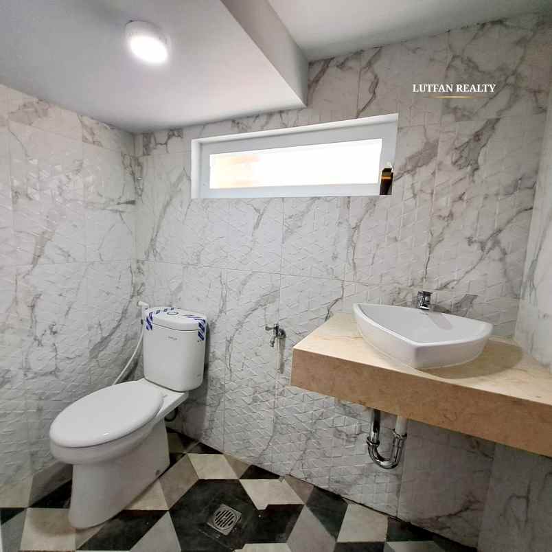 rumah 3 lantai jagakarsa dalam cluster