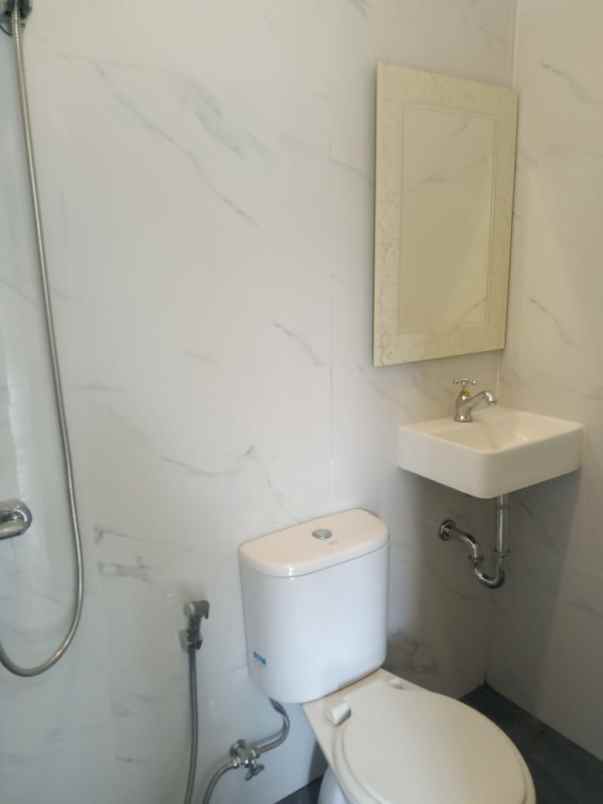 rumah asri tanah luas kawasan sejuk sawangan