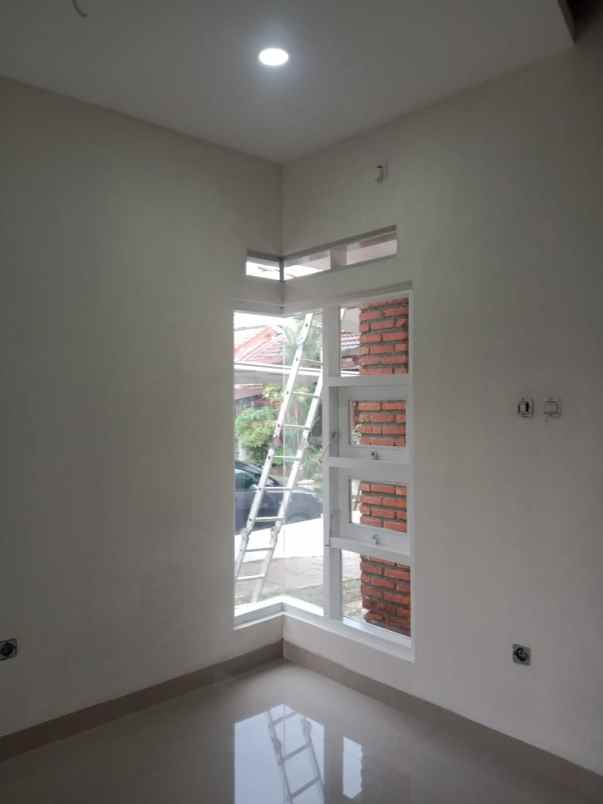 rumah asri tanah luas kawasan sejuk sawangan