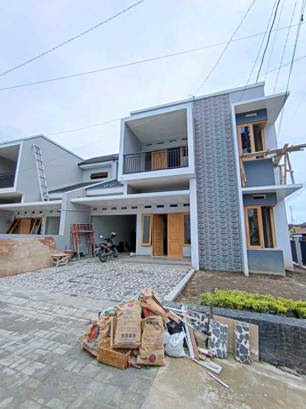 rumah baru 2 lantai dekat jl damai kaliurang km 8