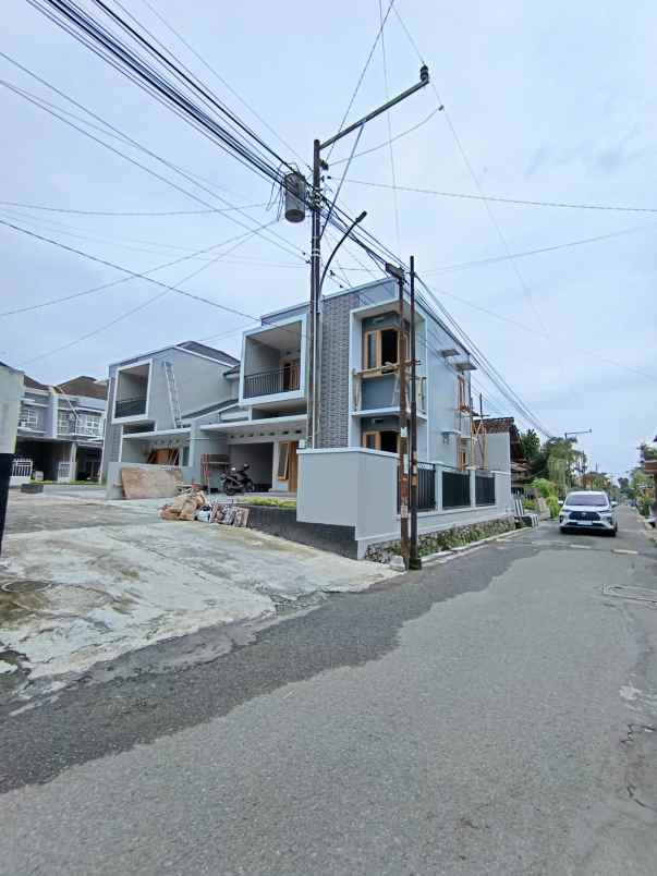 rumah baru 2 lantai dekat jl damai kaliurang km 8