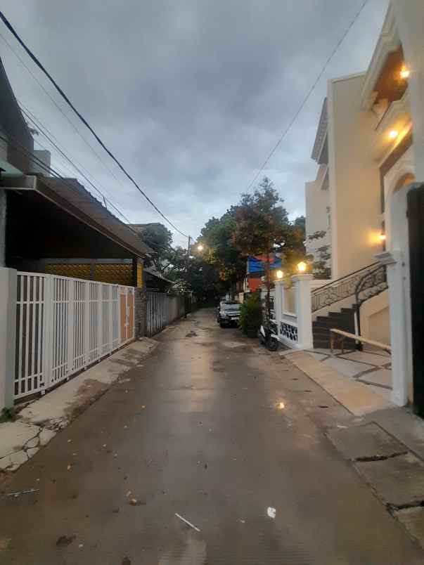 rumah baru 3 lantai area jl timbul jagakarsa jaksel