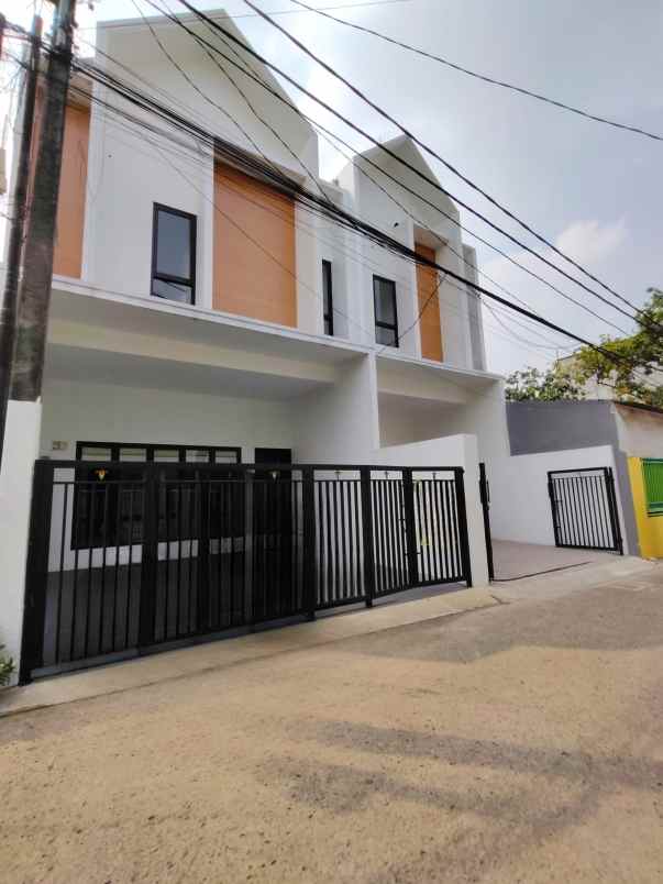 rumah baru design cantik di lubang buaya jaktim