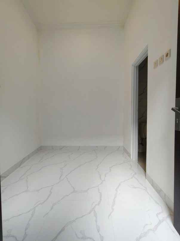 rumah baru design cantik di lubang buaya jaktim