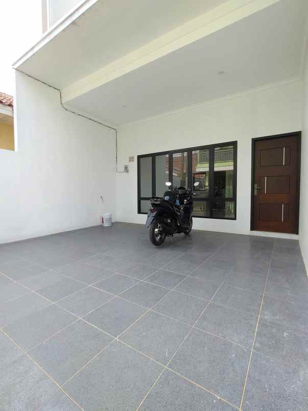 rumah baru design cantik di lubang buaya jaktim