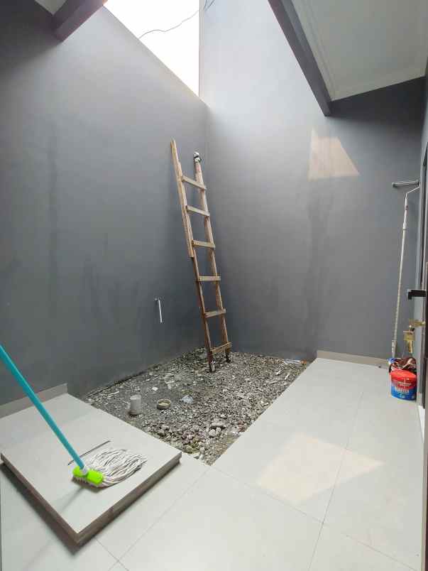 rumah baru design cantik di lubang buaya jaktim