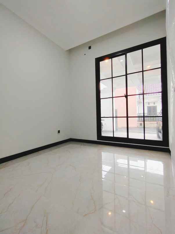 rumah baru modern klasik di ciracas jaktim