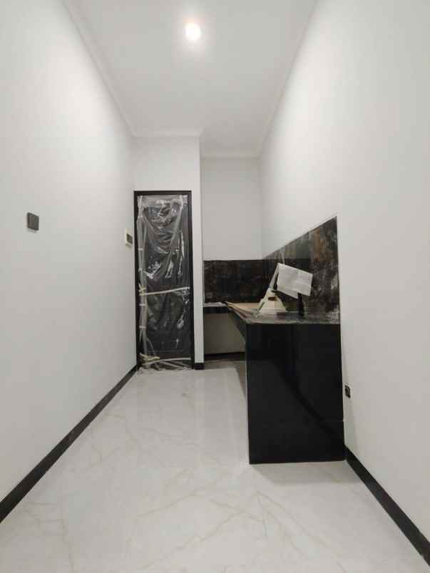 rumah baru modern klasik di ciracas jaktim